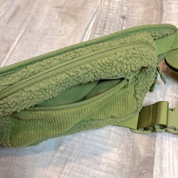 No Boundaries Sherpa teddy fleece Fanny pack bum bag olive avocado green - Picture 3 of 7